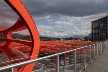 AUSTRIA, SALZBURG - Mai 6, 2023: Europark alışveriş merkezinin çatısında açık araba parkı. Yüksek kalite fotoğraf