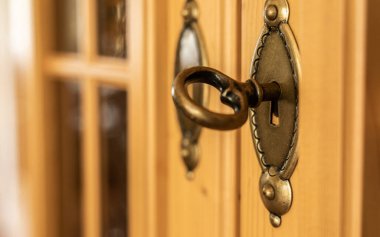 İçinde anahtar, özel iç mekan ve emlak piyasası konsepti olan metal kapı kilidi. Yüksek kalite fotoğraf