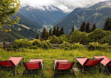 Vadiyi ve Avusturya 'yı gören bulutlu bir yaz günü. Yüksek kalite fotoğraf