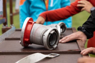 Yangın söndürme sırasında hortumla bağlantı kurmak için metal borular, genç itfaiyecileri eğitmek için. Yüksek kalite fotoğraf