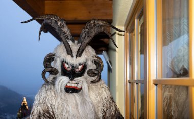 Yılbaşı krampusu dağların, Noel ağacının ve sisten oluşan bir köy evinde Avusturya, Gastein. Yüksek kalite fotoğraf