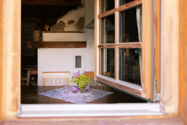 Blick Aus Dem Fenster Ein Gemütliches Bauernhaus Mit Tisch Und — Stockfoto