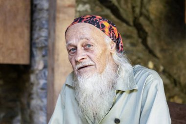 Mağara bekçisinin portresi. Gri sakallı ve açık gözlü yaşlı bir adam. Aktif uzun ömürlü kavramı. Yüksek kalite fotoğraf