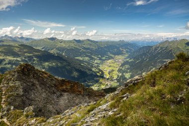 Tepeleri olan güzel bir dağ manzarası, gök mavisi bir dağ gölü ve güzel bulutları olan bir gökyüzü. Yüksek kalite fotoğraf