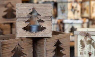 Sokak pazarında satılık ahşaptan yapılmış çevre dostu Noel şamdanı. Yüksek kalite fotoğraf