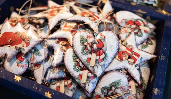 Julleksaker Form Hjärtan Med Bild Jultomten Liggande Disken Gatan Julmarknad — Stockfoto