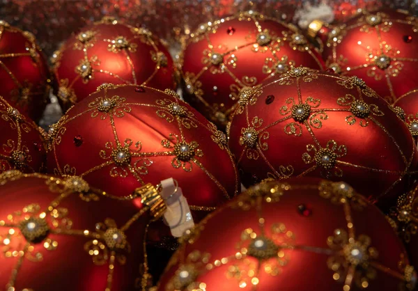 ストリートバザールのカウンターに金飾りのクリスマス明るい赤い卵 高品質の写真 — ストック写真