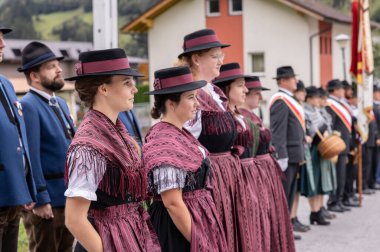 AUSTRIA, DORFGASTEIN - 24 EYLÜL 2023: Avusturya 'nın ulusal giysileriyle düzenlenen festival köyü geçit törenine katılanlar hasat gününün onuruna. Yüksek kalite fotoğraf