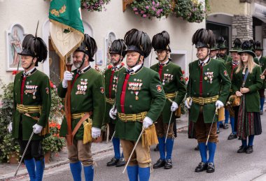 AUSTRIA, DORFGASTEIN - 24 Eylül 2023: Geleneklerin Savunması Toplumu silahlı üyelerinin yürüyüşü. Yüksek kalite fotoğraf