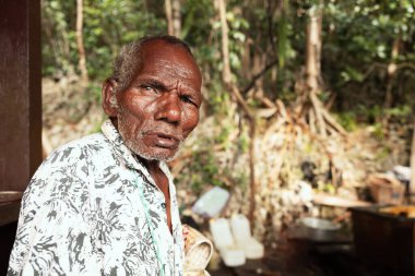 INDONEZYA, ISLAND KRI - 28 HAZİRAN 2024: Açık gömlekli yaşlı bir Papuan kameraya bakar. Yüksek kalite fotoğraf