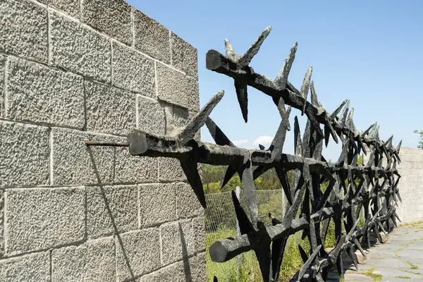 Αυστρια Mauthausen Mai 2023 Τοίχος Αγκαθωτό Σύρμα Σύμβολο Φυλάκισης Στρατόπεδο — Φωτογραφία Αρχείου