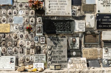 AUSTRIA, MAUTHAUSEN - MAI 9, 2023: toplama kampındaki yıkılan İtalyan vatandaşlarına adanmış anıt duvar. Yüksek kalite fotoğraf