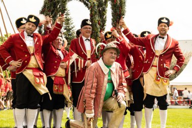 AUSTRIA, SALZBURG - 7 MAI, 2023: Stiegl 'de düzenlenen mayo töreninde yaşlı ve dansçılar. Yüksek kalite fotoğraf