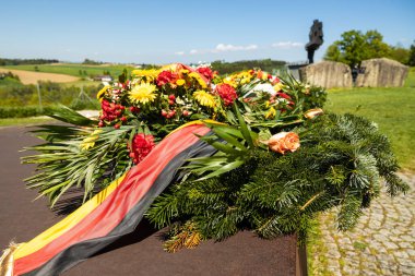 AUSTRIA, MAUTHAUSEN - MAI 9, 2023: toplama kampındaki Alman halkının çelengi. Yüksek kalite fotoğraf