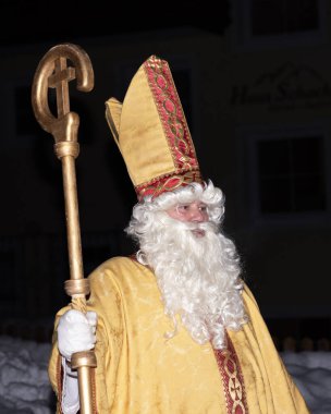 Bu resim, Noel Baba olarak da bilinen Aziz Nicholas 'ı resmediyor. Bir kış gecesi geleneksel cübbesini giymiş olarak. Elinde üzerinde haç olan altın bir asa tutuyor. Bu da rolünü gösteriyor. 
