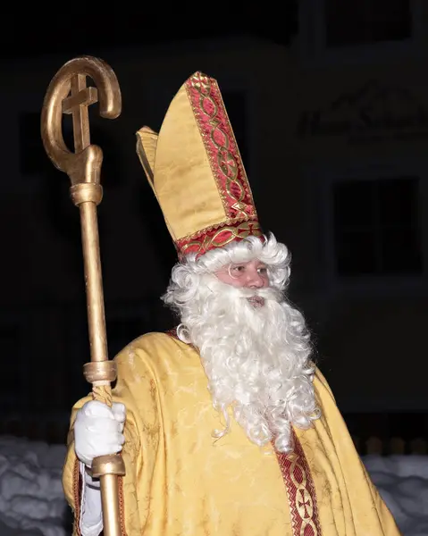 Bu resim, Noel Baba olarak da bilinen Aziz Nicholas 'ı resmediyor. Bir kış gecesi geleneksel cübbesini giymiş olarak. Elinde üzerinde haç olan altın bir asa tutuyor. Bu da rolünü gösteriyor. 
