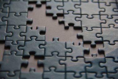 Kahverengi arkaplanda yapboz parçaları