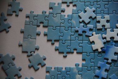 Önemli bir yapboz şeklinde yapboz parçaları.