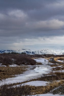 Borgarbyggd 'daki vahşi engebeli ve doğal manzara kışın kar ve buzla kaplı ve arka planda bazı güzel kar örtülü dağlar, Snaefellsnes yarımadası, İzlanda