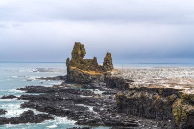 Snaefellsnes yarımadasındaki Londrangar uçurumları muhteşem kaya oluşumları ve Atlantik Okyanusu ve İzlanda kıyı şeridi boyunca güzel manzaralı.