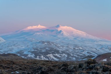 Snaefellsjokull Ulusal Parkı, günün son dakikalarında Svortuloft 'tan büyük gün batımı renkleri üretirken görüldü, Snaefellsnes yarımadası, İzlanda