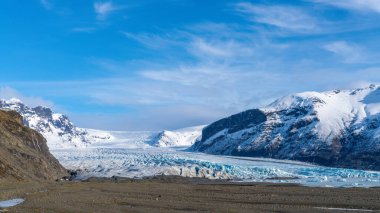 Skaftafellsjokull İzlanda 'nın en büyük buz örtüsü olan Vatnajokull' dan fışkıran bir buzul dilidir. Mavi gökyüzü ile güneşli ve aydınlık bir günde