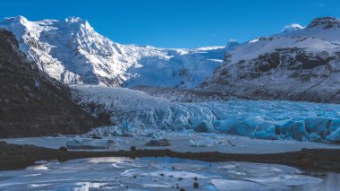 Svinafellsjokull, Avrupa 'nın en büyük buz örtüsü olan Vatnajokull' un çıkış noktası. Buzul gölü güzel manzaralar ve yansımalar sunar.