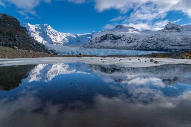Svinafellsjokull, Avrupa 'nın en büyük buz örtüsü olan Vatnajokull' un çıkış noktası. Buzul gölü güzel manzaralar ve yansımalar sunar.