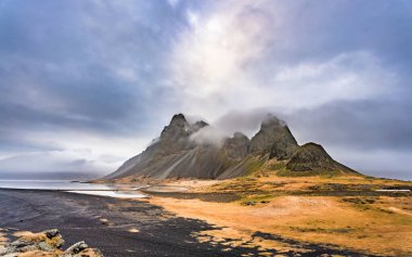 Eystrahorn dağı, günbatımında, sadece 756 metre yüksekliğindedir, ve ağırlıklı olarak gabbro ve granofhyre kayalarından oluşur..