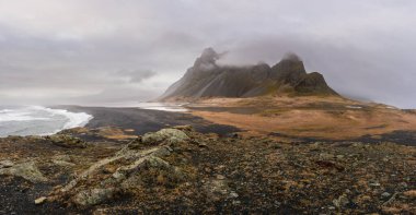 Eystrahorn dağı, günbatımında, sadece 756 metre yüksekliğindedir, ve ağırlıklı olarak gabbro ve granofhyre kayalarından oluşur..