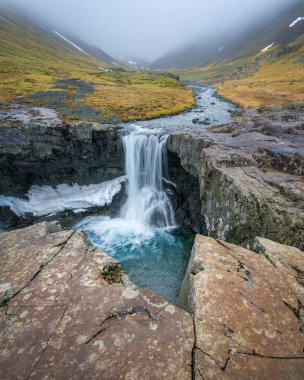 Dorgeirsstadaa nehri güzel bir Skutafoss ya da küçük bir mağara şelalesi yaratır. Vadideki bu nehirde 3 şelale var; Innstifoss, Skutafoss ve Fremstifoss şelaleleri.