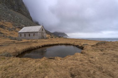 Kambhorn dağının eteğindeki küçük kilise ya da kirkja Stokksnes, İzlanda 'daki Vestrahorn dağ sırasının bir parçası.