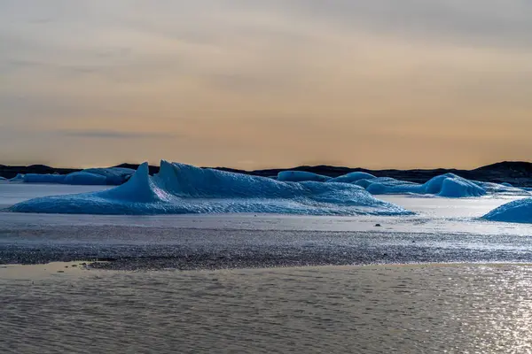 stock image Skaftafellsjokull is a glacier tongue spurting off from Iceland's largest ice cap, Vatnajokull. The glacial lagoon during sunset is magic