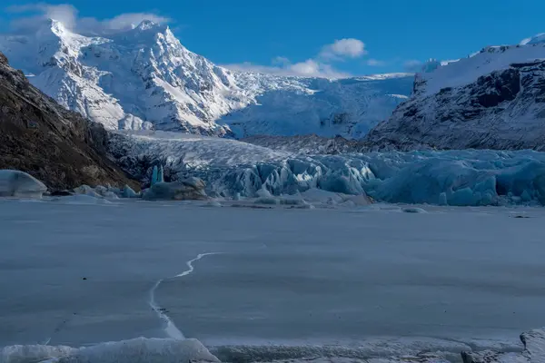 Svinafellsjokull, Avrupa 'nın en büyük buz örtüsü olan Vatnajokull' un çıkış noktası. Buzul gölü güzel manzaralar ve yansımalar sunar.