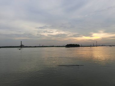 Gölün üzerinde güzel bir gün batımı