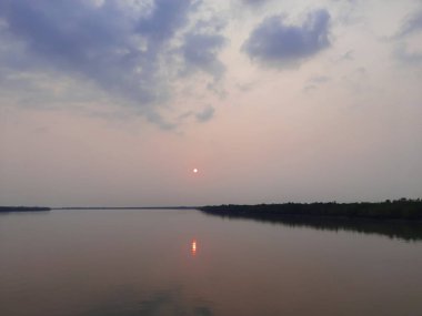Gölün üzerinde güzel bir gün batımı