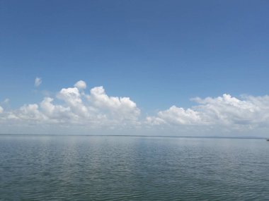 mavi su beyaz bulut ve mavi gökyüzü