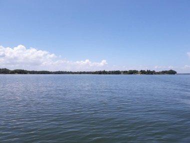 Mavi lagündeki güzel tropikal manzara