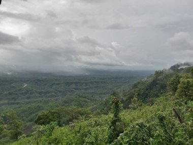Sabahleyin dağların manzarası