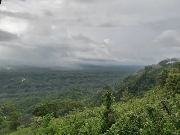 Sabahleyin dağların manzarası