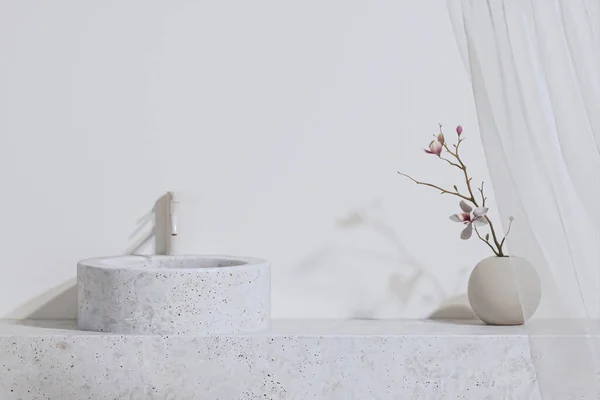 在浴室的石制虚荣台面上 三维渲染空旷的空间 白色陶瓷器皿槽上有水龙头 装饰干草上有飘扬的白色窗帘 — 图库照片