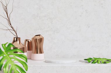 Gül altın tepsisiyle 3D masa tezgahı, çiçeklerle bej arka plan ve tropikal izinler. Lüks organik güzellik, moda, mücevher, kozmetik ürünler. Resim çerçeveli 3d görüntüleme şablonu