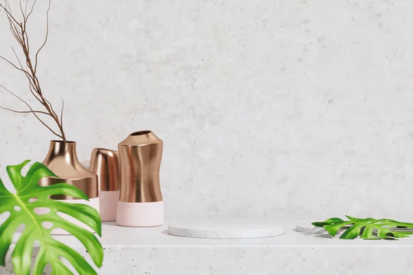 Gül altın tepsisiyle 3D masa tezgahı, çiçeklerle bej arka plan ve tropikal izinler. Lüks organik güzellik, moda, mücevher, kozmetik ürünler. Resim çerçeveli 3d görüntüleme şablonu
