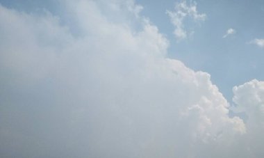 Gerçek duman, boş merkezle dışa doğru patlıyor. Ürkütücü Cadılar Bayramı arka planı için dramatik duman ya da sis etkisi. Karanlık ve aydınlık senfonilerde duman. Sıvı bir fantezi..