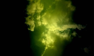 Gerçek sarı duman boş merkezle dışa doğru patlıyor. Ürkütücü Cadılar Bayramı arka planı için dramatik duman ya da sis etkisi. Karanlık ve aydınlık senfonilerde duman. Sıvı bir fantezi. Dumanlı bir atmosferle arka planı göster.