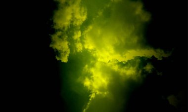 Gerçek sarı duman boş merkezle dışa doğru patlıyor. Ürkütücü Cadılar Bayramı arka planı için dramatik duman ya da sis etkisi. Karanlık ve aydınlık senfonilerde duman. Sıvı bir fantezi. Dumanlı bir atmosferle arka planı göster.