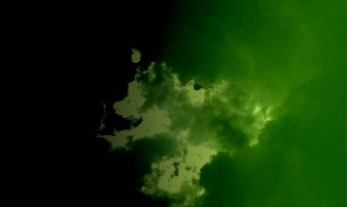 Gerçek duman, boş merkezle dışa doğru patlıyor. Ürkütücü Cadılar Bayramı arka planı için dramatik duman ya da sis etkisi. Karanlık ve aydınlık senfonilerde duman. Sıvı bir fantezi..