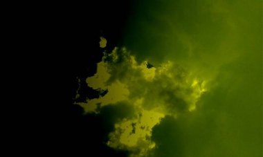 Gerçek sarı duman boş merkezle dışa doğru patlıyor. Ürkütücü Cadılar Bayramı arka planı için dramatik duman ya da sis etkisi. Karanlık ve aydınlık senfonilerde duman. Sıvı bir fantezi. Dumanlı bir atmosferle arka planı göster.