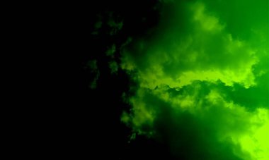 Gerçek yeşil duman, boş merkezle dışa doğru patlıyor. Ürkütücü Cadılar Bayramı arka planı için dramatik duman ya da sis etkisi. Karanlık ve aydınlık senfonilerde duman. Sıvı bir fantezi..