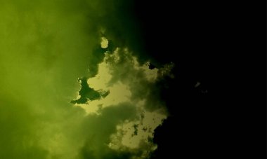 Siyah zemine karşı şeffaf dumanlı koku ve aromatik tütsü kokusu. Siyah arkaplanda soyut duman sisi. İzole edilmiş siste sisli doku. Gerçek duman dışarıya doğru patlıyor. Çimento zemininde..